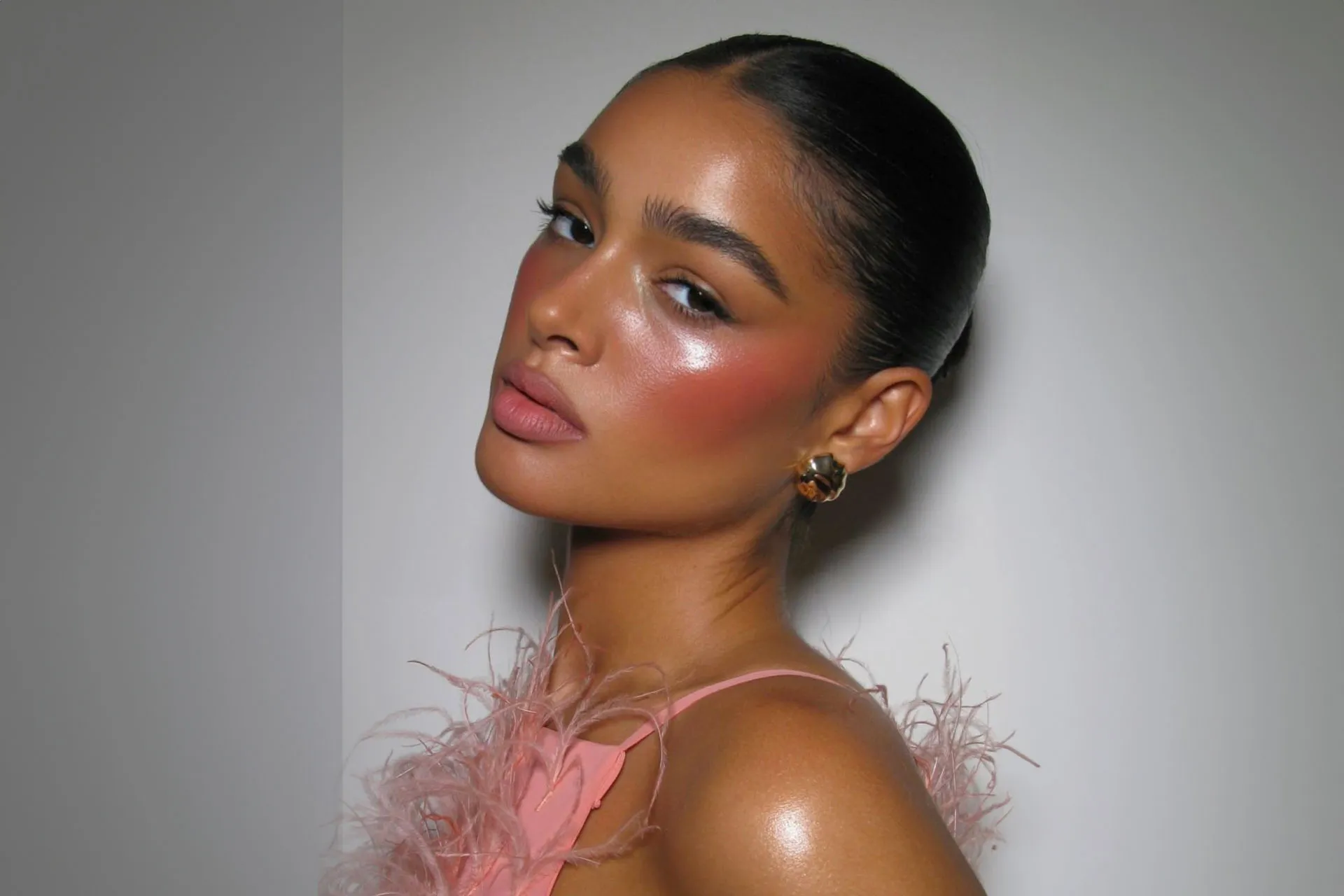 Tips Pakai Blush On Sesuai Bentuk Wajah, Makeup Makin On Point!