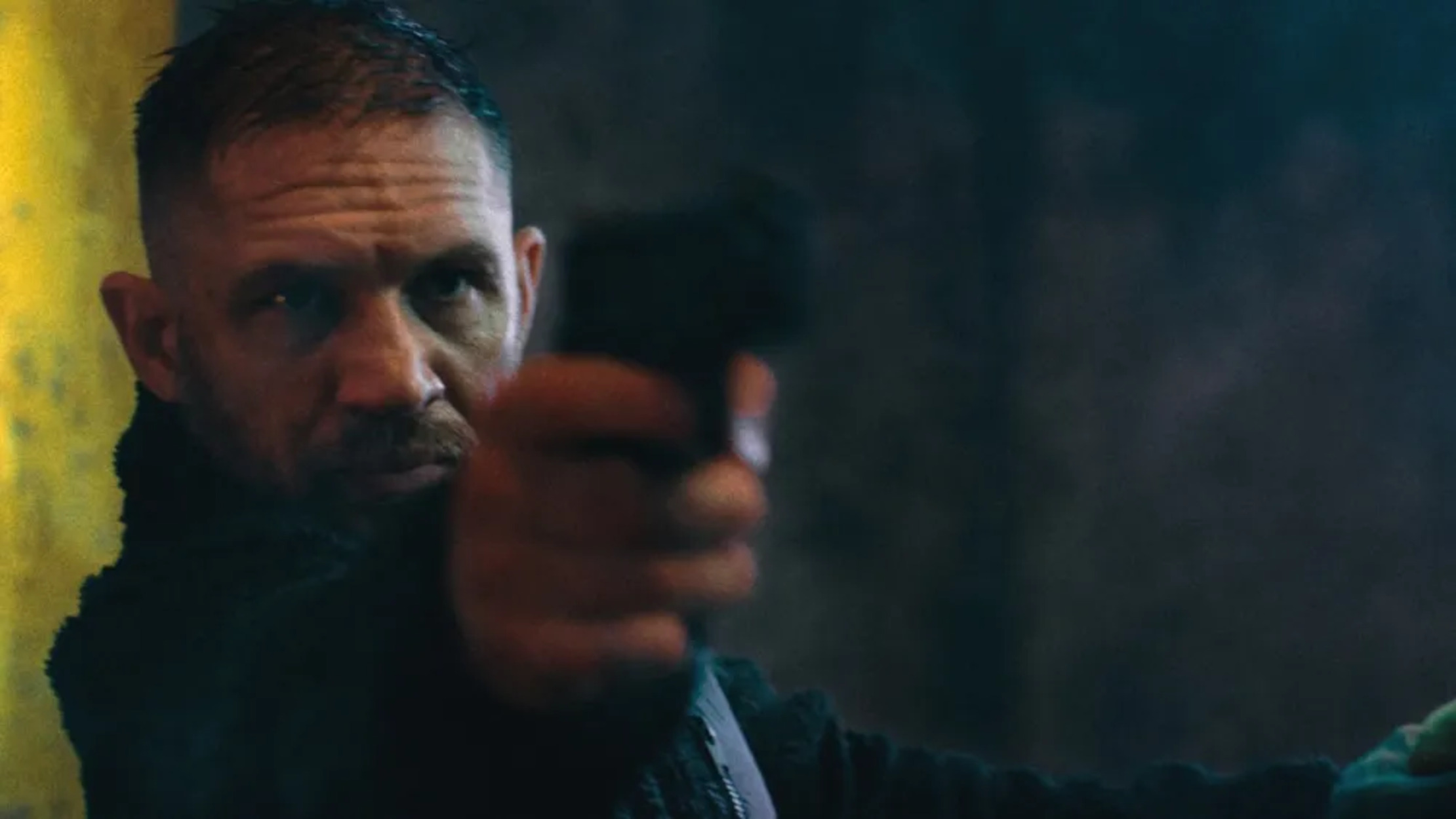 Tom Hardy Beraksi di Trailer "Havoc" Netflix: Perburuan Anak Politisi yang Hilang Penuh Aksi Brutal