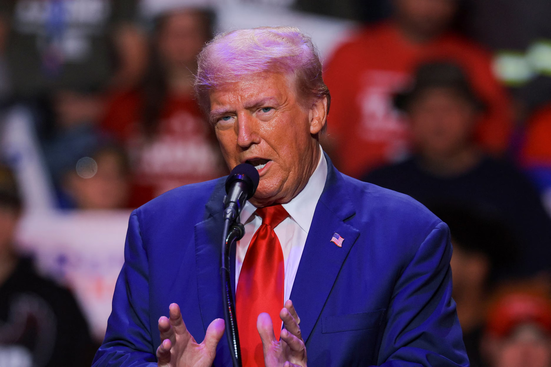 Trump Luncurkan "Gold Card" Visa Senilai 5 Juta Dolar AS untuk Imigran yang Ingin Jadi Warga AS