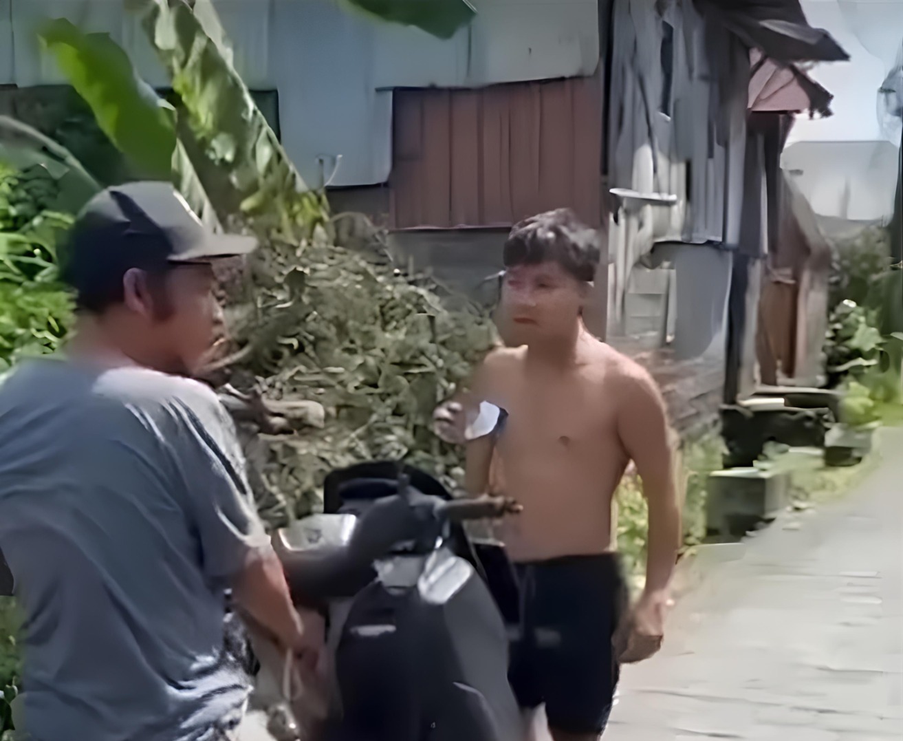 Viral di Dunia Maya Karena Meresahkan Warga, Pemuda Ini Tantang Setiap Pengendara yang Lewat Depan Rumahnya