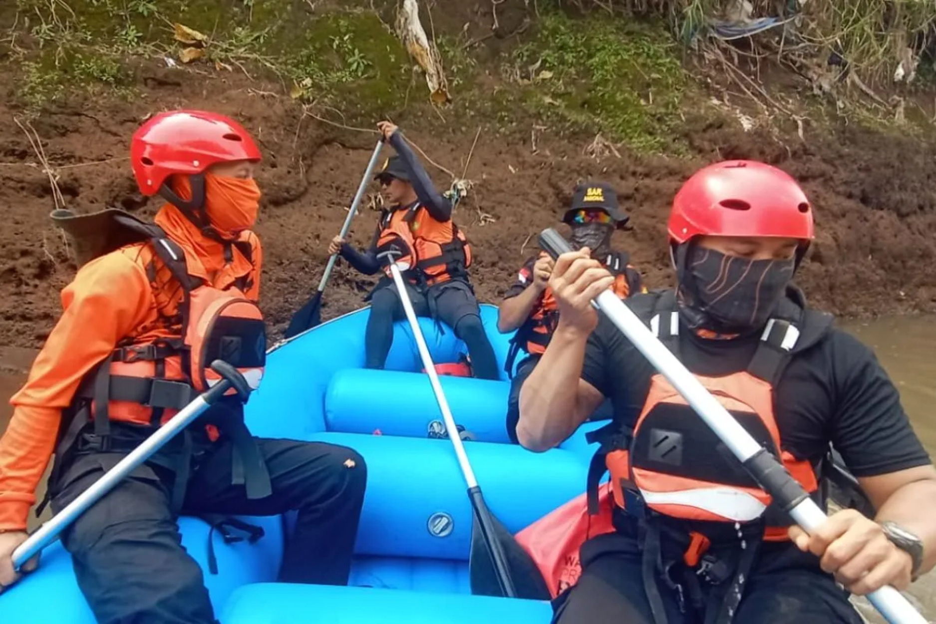 Viral! Dua Pelajar Terseret Arus Sungai Bedadung, Pencarian Dihentikan Sementara