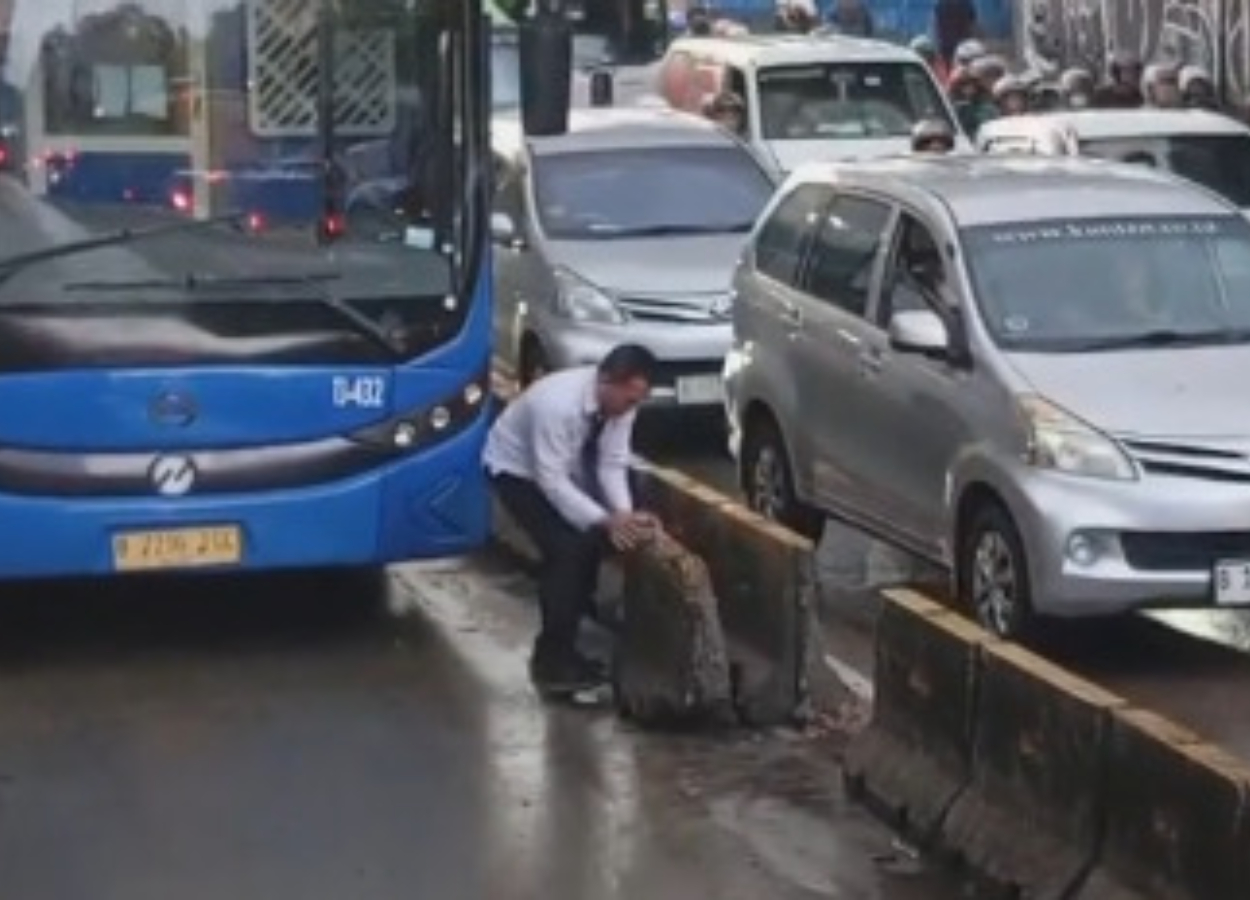 Viral! Pemotor Nekat Geser Separator Beton, Bikin Bus TJ Susah Lewat