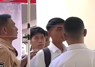 Viral! Pengukuran Tinggi Badan Calon Pegawai PT KAI Pakai Benang, Netizen Heboh: "Benang Kematian!"