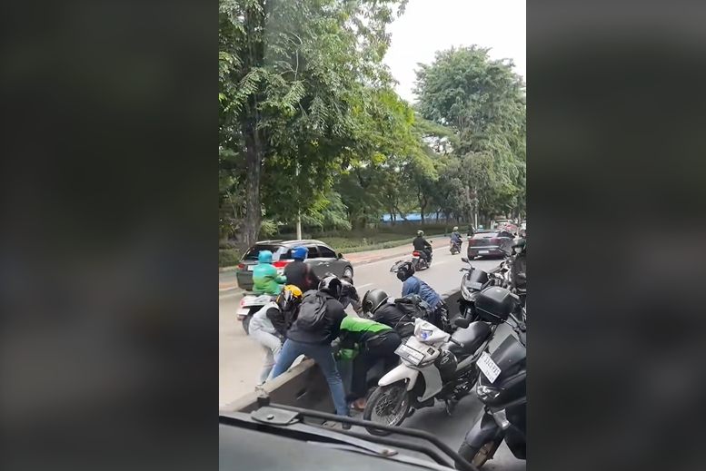 Viral Rombongan Pemotor Nekat Bongkar Separator Jalur Busway, Panik Ada Razia!