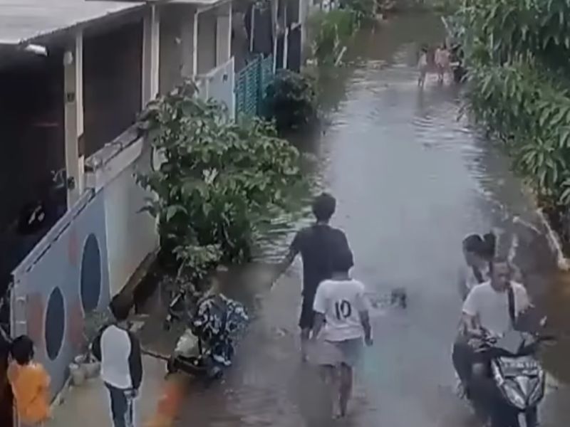 Viral! Seorang Ayah di Bekasi Lempar Anak ke Banjir, Netizen Geram