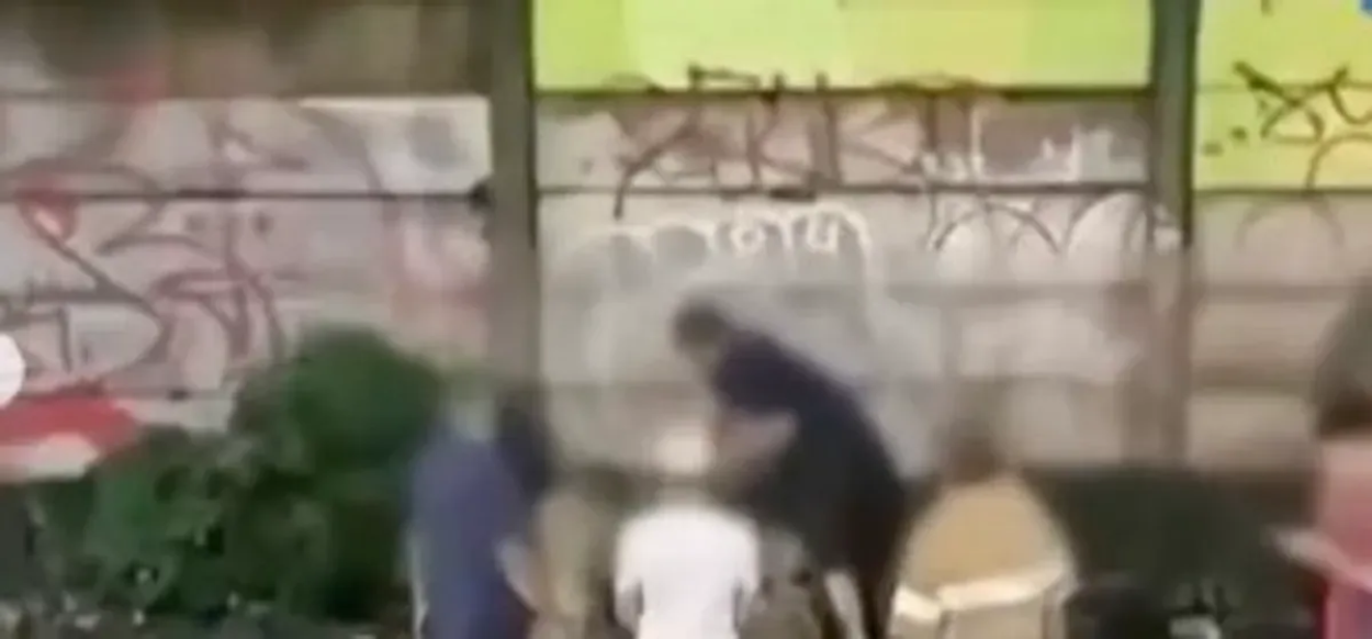 Viral Video Aksi Warga Menjebol Tembok Demi Surutkan Banjir