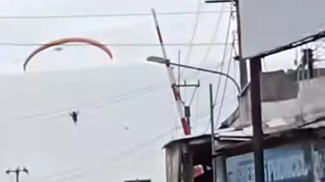 Viral Video Paralayang Nyasar Terbang Bebas di Langit Indramayu, Bikin Warga Heboh!