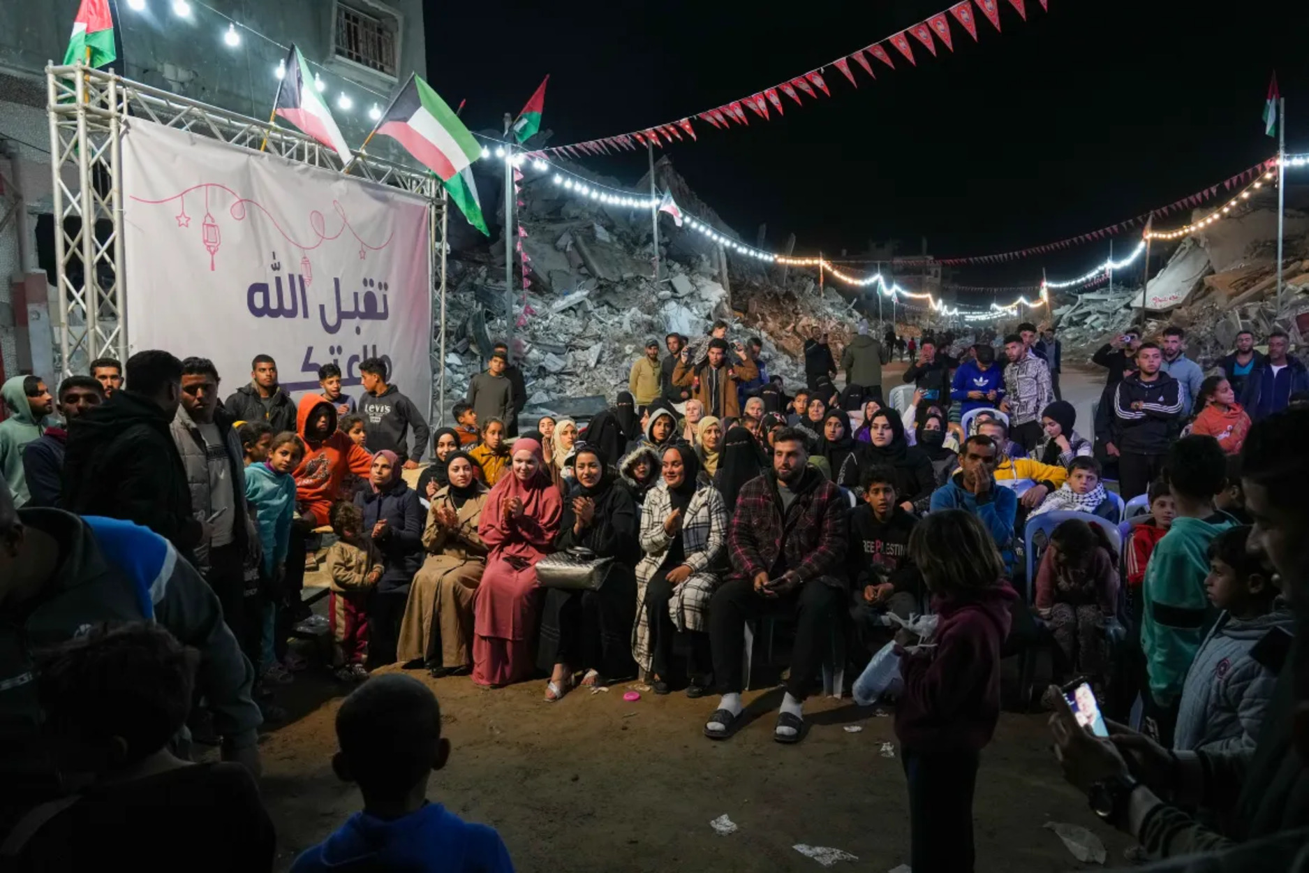 Warga Gaza Gelar Iftar Bersama di Tengah Reruntuhan Puing Bangunan