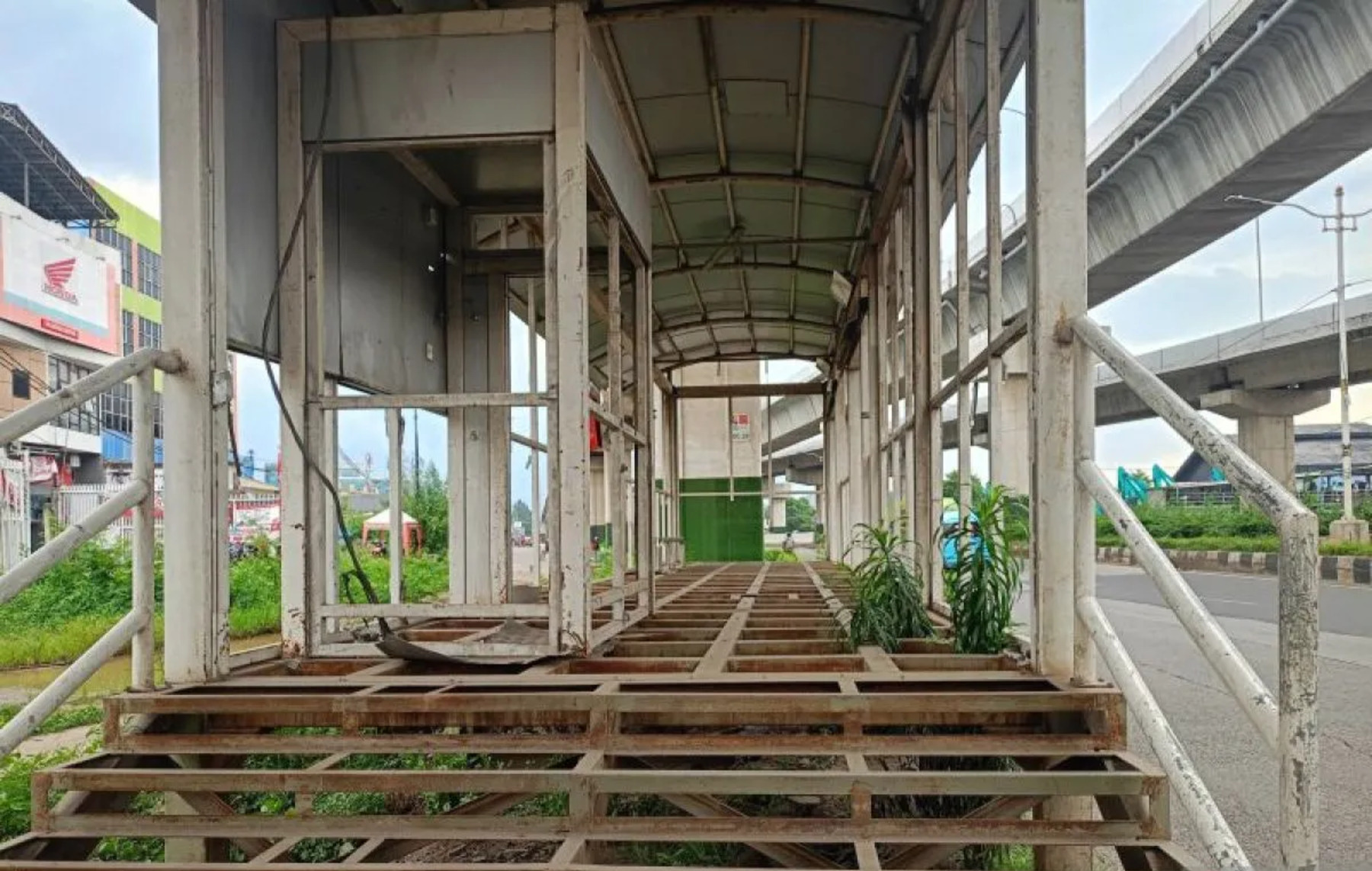 Warga Mengeluh! Deretan Halte Transjakarta di Cakung Ini Banyak yang Terbengkalai