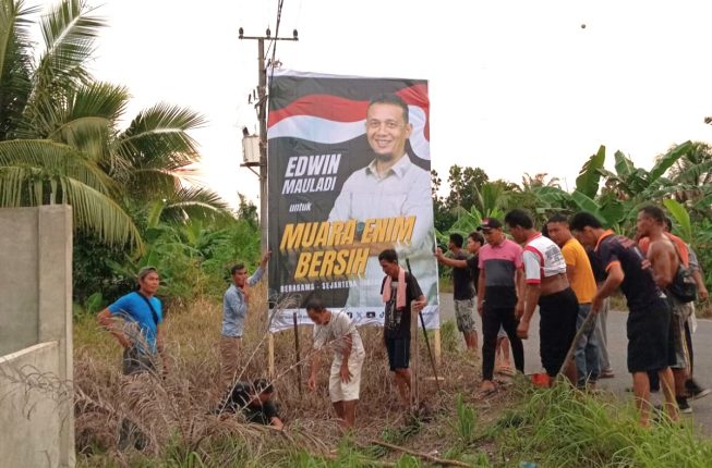 Warga saat memasang baliho Edwin Mauladi