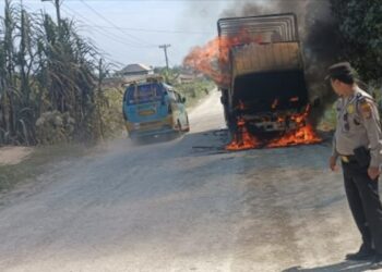 Truck Bermuatan Minyak, Popok Bayi, Bubur bayi dan Kecap Terbakar