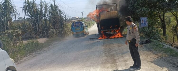 Truck Bermuatan Minyak, Popok Bayi, Bubur bayi dan Kecap Terbakar
