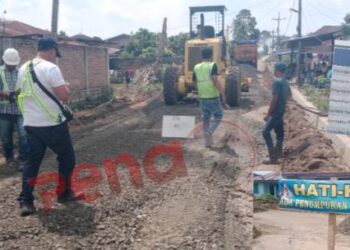 Perbaikan Jalan di Karang Bangun Tahap Penghamparan Base A, Warga : RHS Juga yang Betul