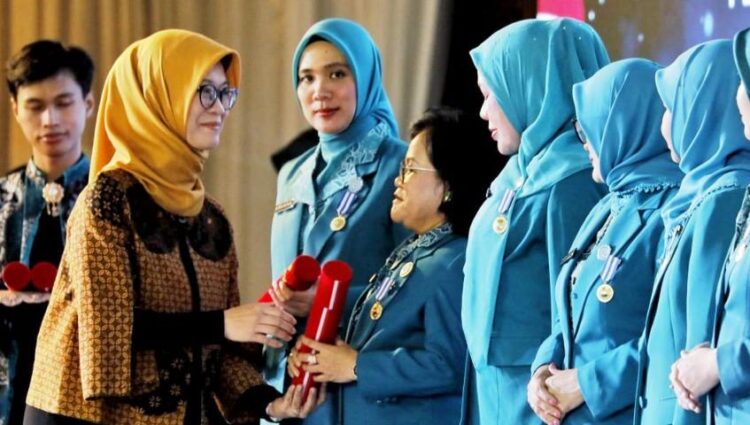 Geger: Ketua TP PKK Kabupaten Simalungun Terima Penghargaan Manggala Karya Kencana