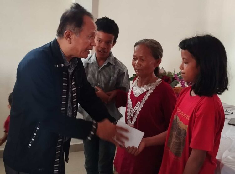 Serahkan Tali Asih kepada 34 Putra – Putri masuk PTN, Risbon:  PPTSB Bukan Hanya Ngurusi Adat