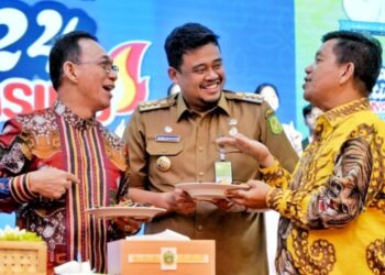 Tingkat Sumut, Bupati Simalungun Terima Penghargaan Tokoh Penggerak KoperasI