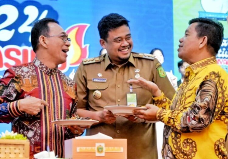 Tingkat Sumut, Bupati Simalungun Terima Penghargaan Tokoh Penggerak KoperasI