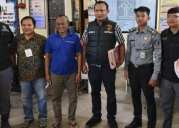 Tersangka Korupsi, Tersenyum saat Foto Bersama di Ruang Registrasi Lapas