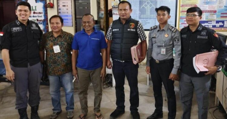 Tersangka Korupsi, Tersenyum saat Foto Bersama di Ruang Registrasi Lapas