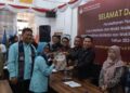 Susanti-Ronald Tampubolon, Pertama Daftar ke KPUD Siantar