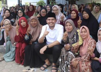 Senang Didatangi, Ibu-Ibu Pengajian Ajak Cawabup Azi Selfie