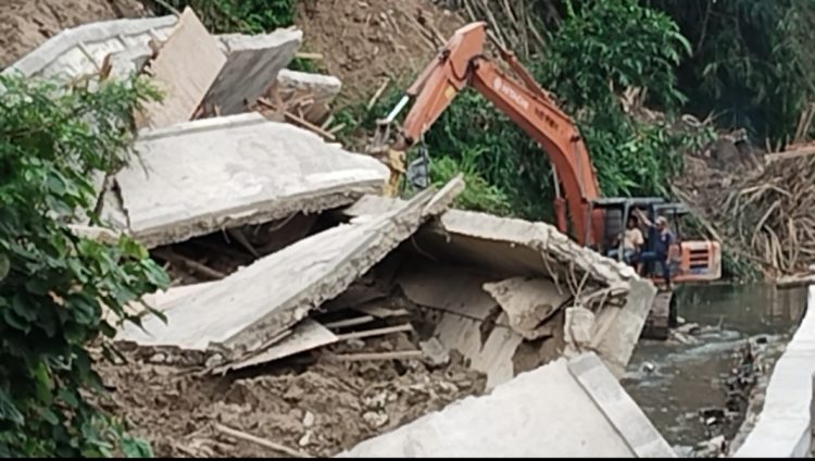 Perkuatan Tebing di Sigulang-gulang Tumbang Diguyur Hujan, Warga: Kasihan sama Pemborongnya