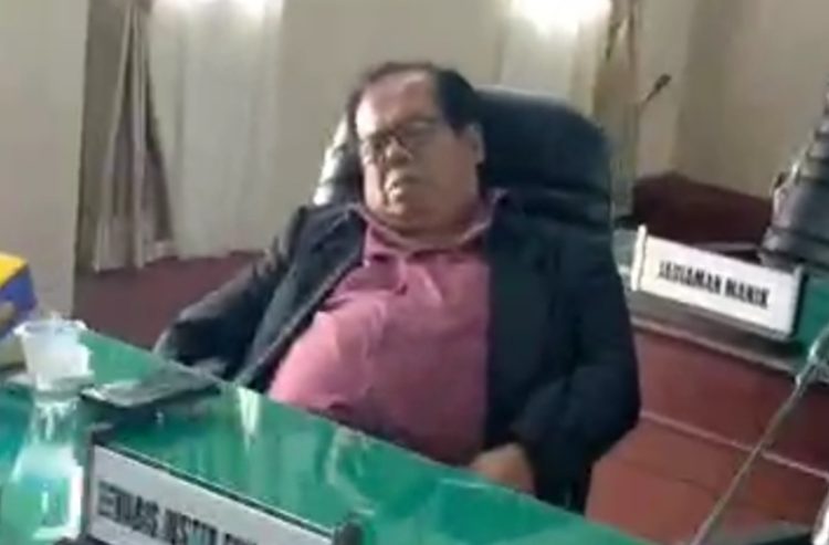 Molor….!! Oknum Anggota DPRD Simalungun Ini Bobok di Ruang Paripurna