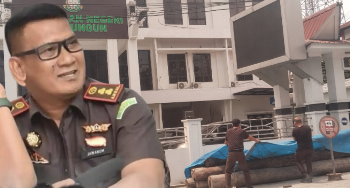 Barbuk Kayu Gelondongan Ditumpuk di Bantaran Jalan, Kajari: Ruang BB Penuh, Bukan Ditelantarkan