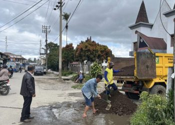 Lurah Saribudolok Timbun Jalan Berlubang, Setidaknya Mengurangi Potensi Kecelakaan
