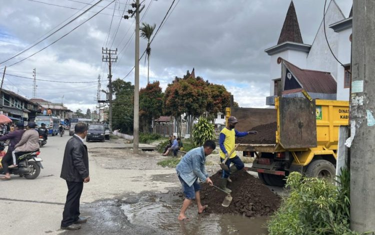 Lurah Saribudolok Timbun Jalan Berlubang, Setidaknya Mengurangi Potensi Kecelakaan