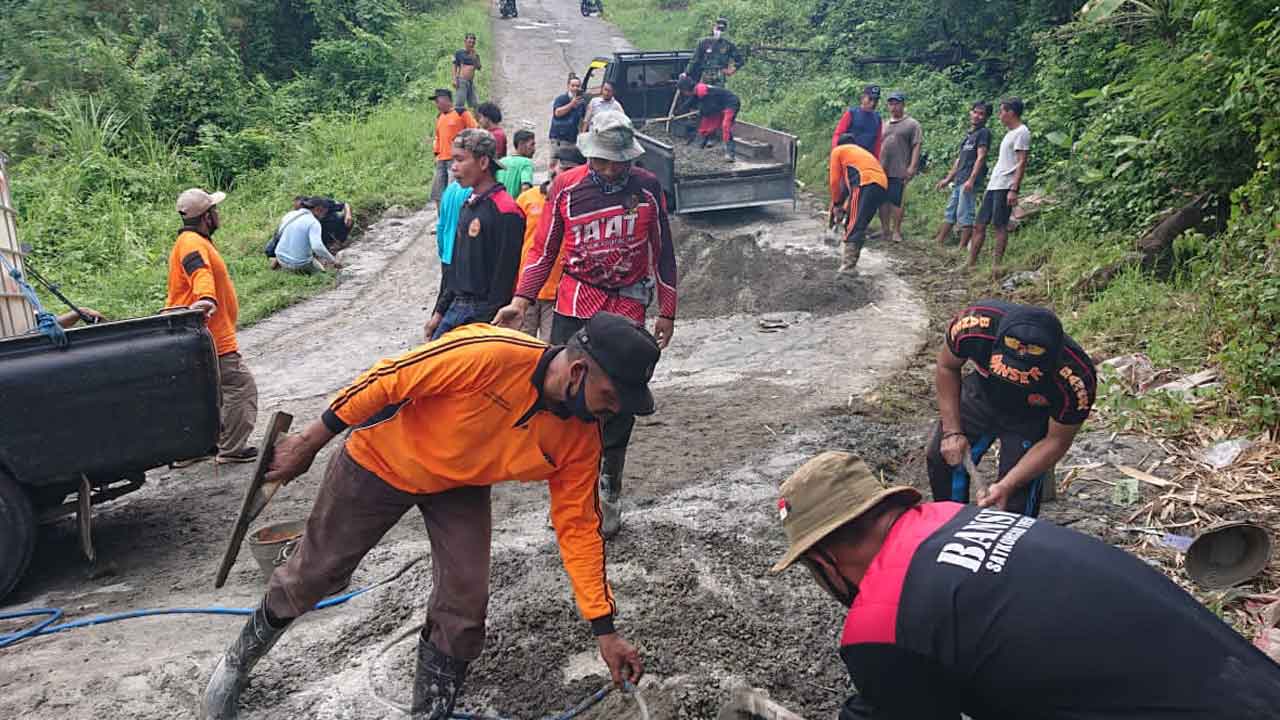 Warga Kecamatan Watulimo Perbaiki Jalan Rusak Sepanjang 5 KM Secara Swadaya