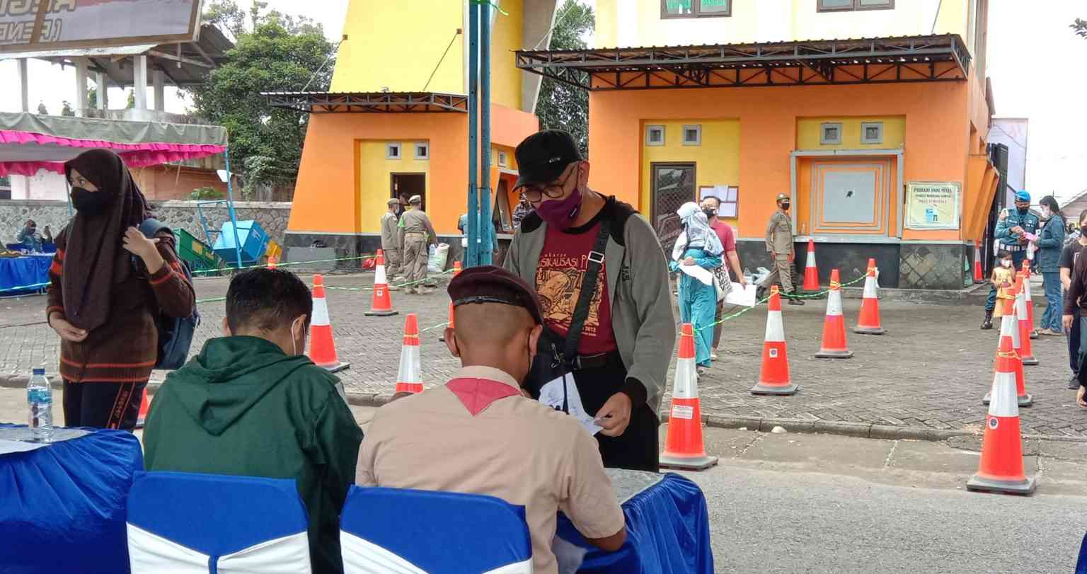 Belajar dari Insiden Kerumunan di Gedung Serbaguna, Vaksinasi di Stadion Menak Sopal Trenggalek Berjalan Tertib