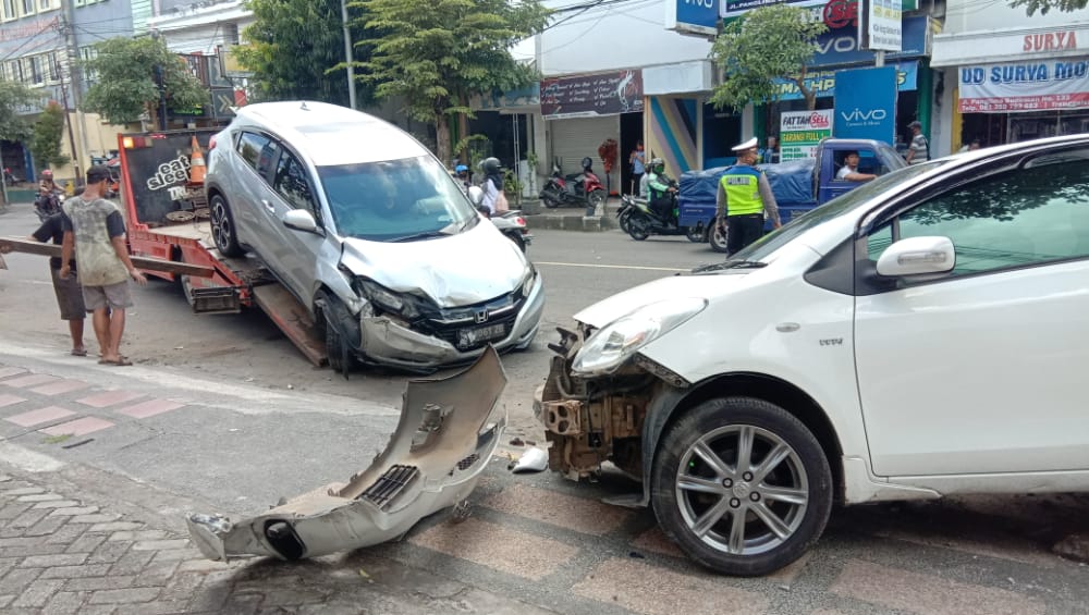 Mobil Honda HRV Seruduk Mobil Yaris yang Sedang Parkir hingga Ringsek di Trenggalek