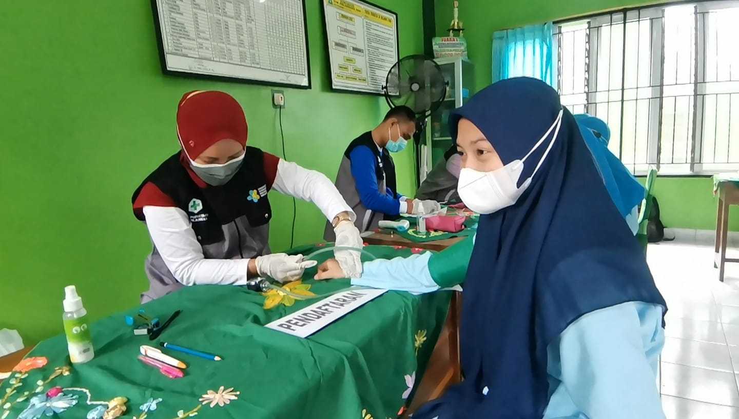 Melawan Covid-19 di Kecamatan Munjungan Trenggalek: Bagi Sembako, Bagi Masker, Vaksinasi dan Grup WA Info Vaksin