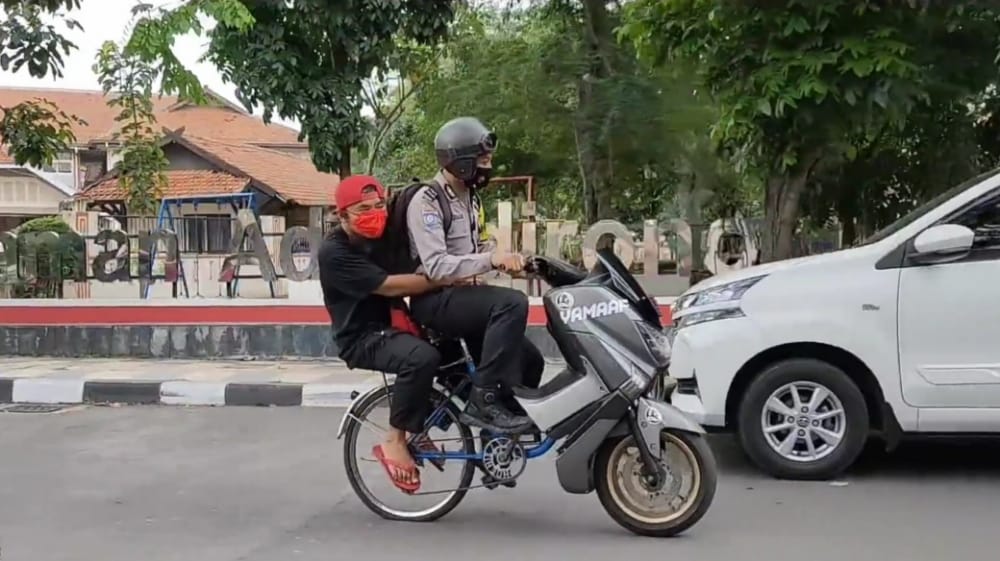 Youtuber Trenggalek Mustofa Kepala Jenggot Berkolaborasi Bareng Polisi Motret