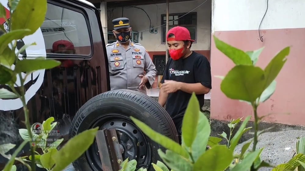 Mobil Pickup Mirip Hantu Kuyang Modifikasi Bapak Mustofa Kepala Jenggot Disambangi Polisi