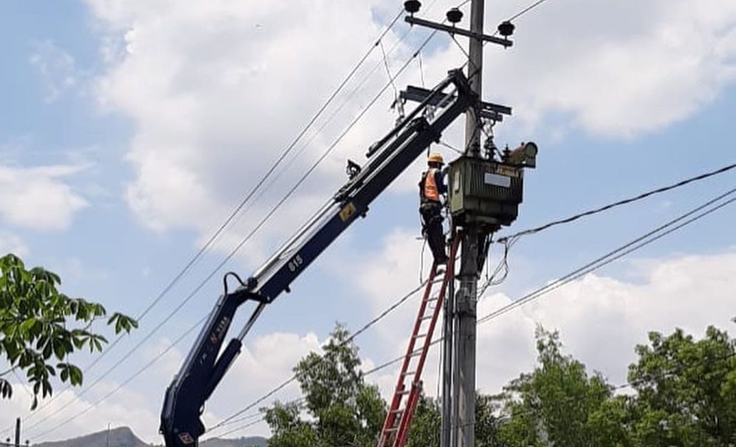 Petugas PLN memperbaiki jaringan listrik