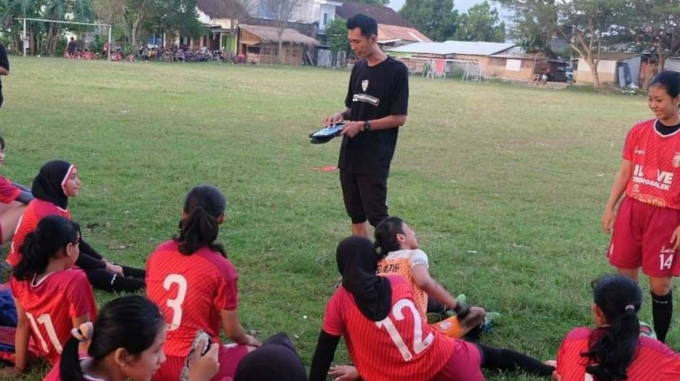 Mercusuar Sepak Bola Wanita Trenggalek yang Diinisiasi secara Swadaya