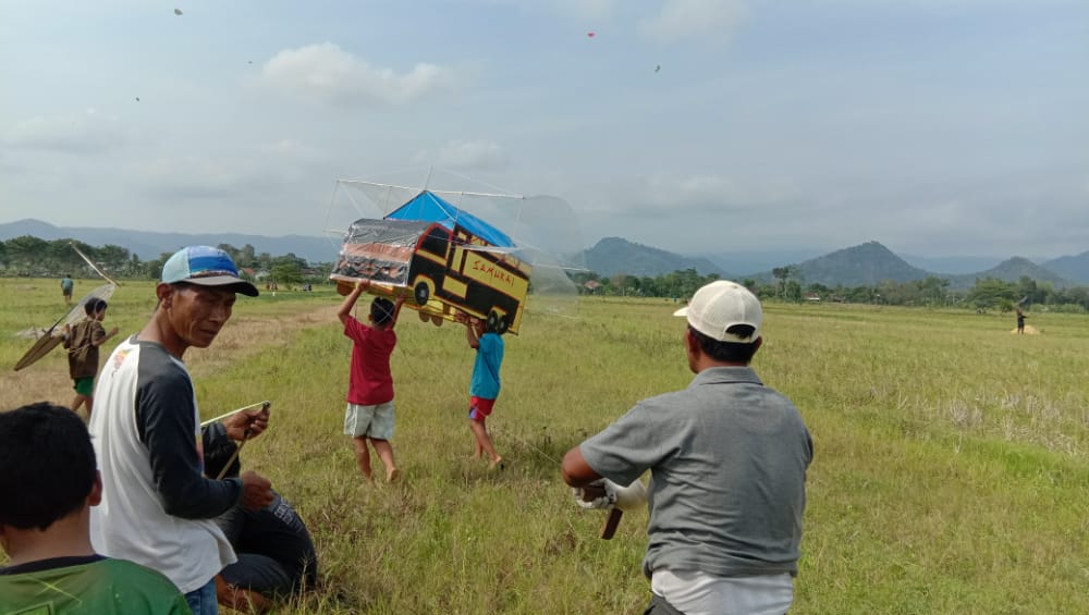 Lelaki Asal Trenggalek Menerbangkan Layang-Layang Berbentuk Truk