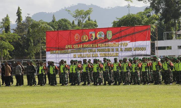 Ratusan Pasukan Keamanan Bersiaga Menunggu Kedatangan Jokowi ke Trenggalek