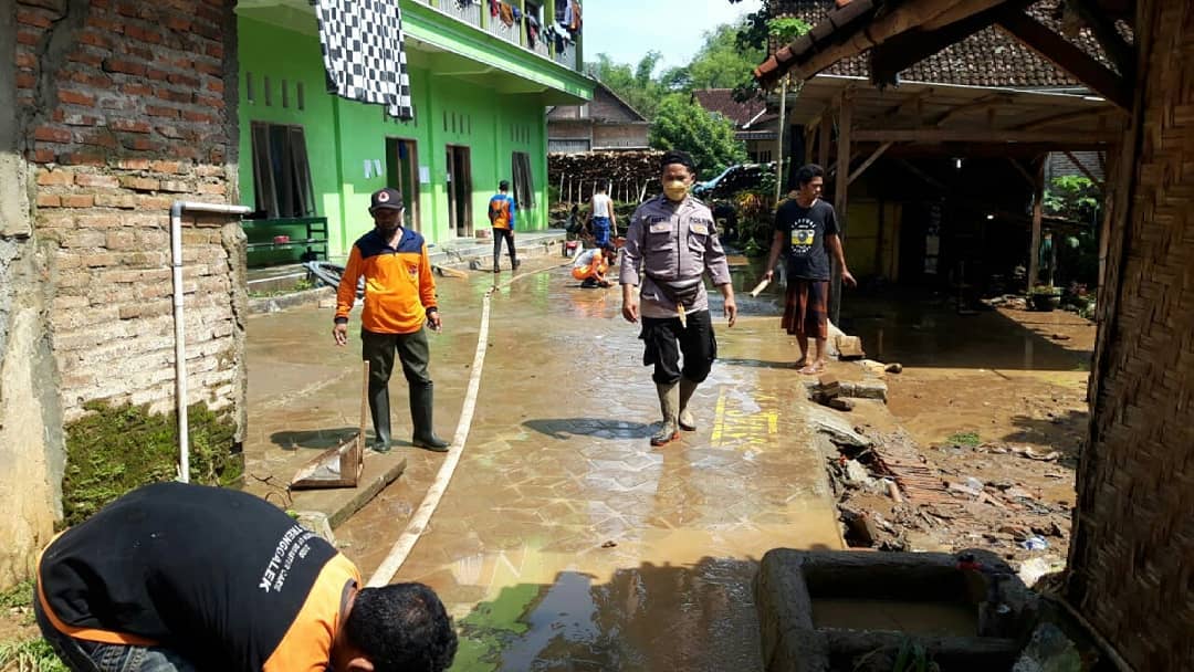 Bersih-bersih material lumpur sisa banjir di Kecamatan Durenan