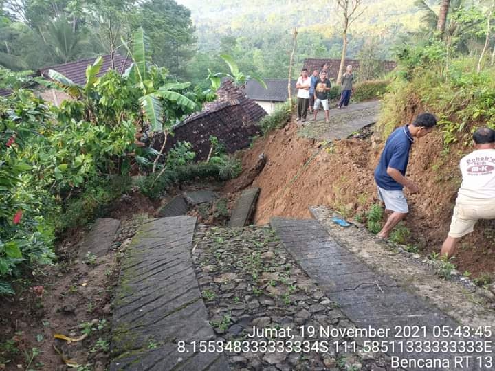Tanah Longsor di Kecamatan Dongko Akibatkan Jalan antar Dusun Terputus