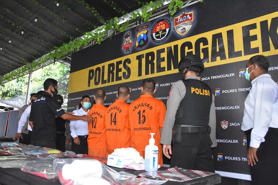 Niat Transaksi Sabu di Karangsoko Trenggalek, Pengedar Narkoba Diborgol Polisi