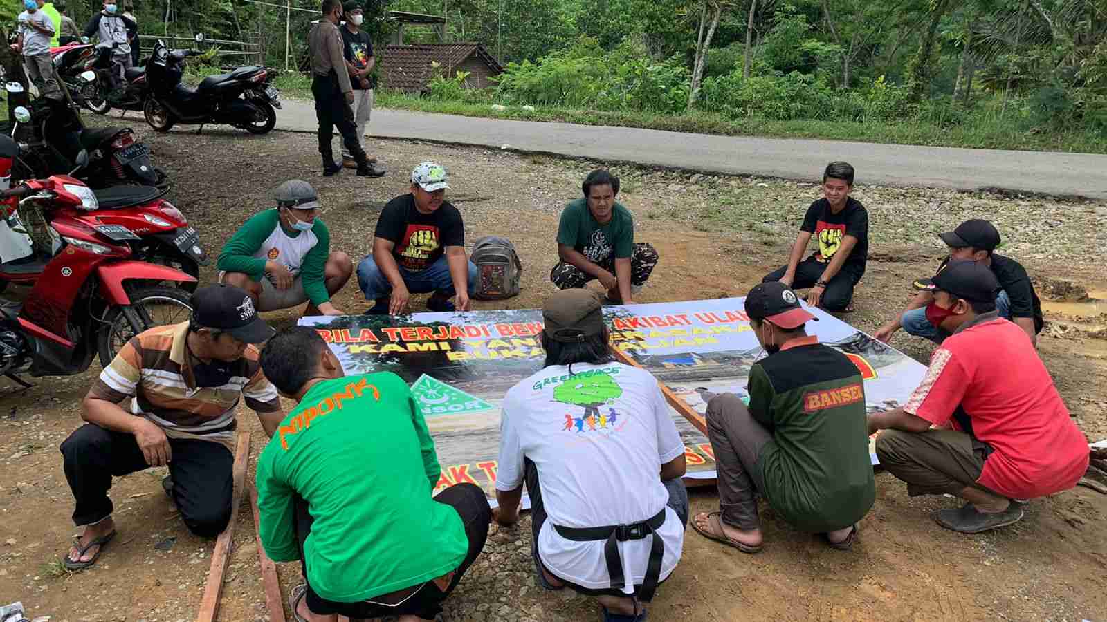 Persiapan pemasangan banner tolak tambang emas di Kecamatan Kampak