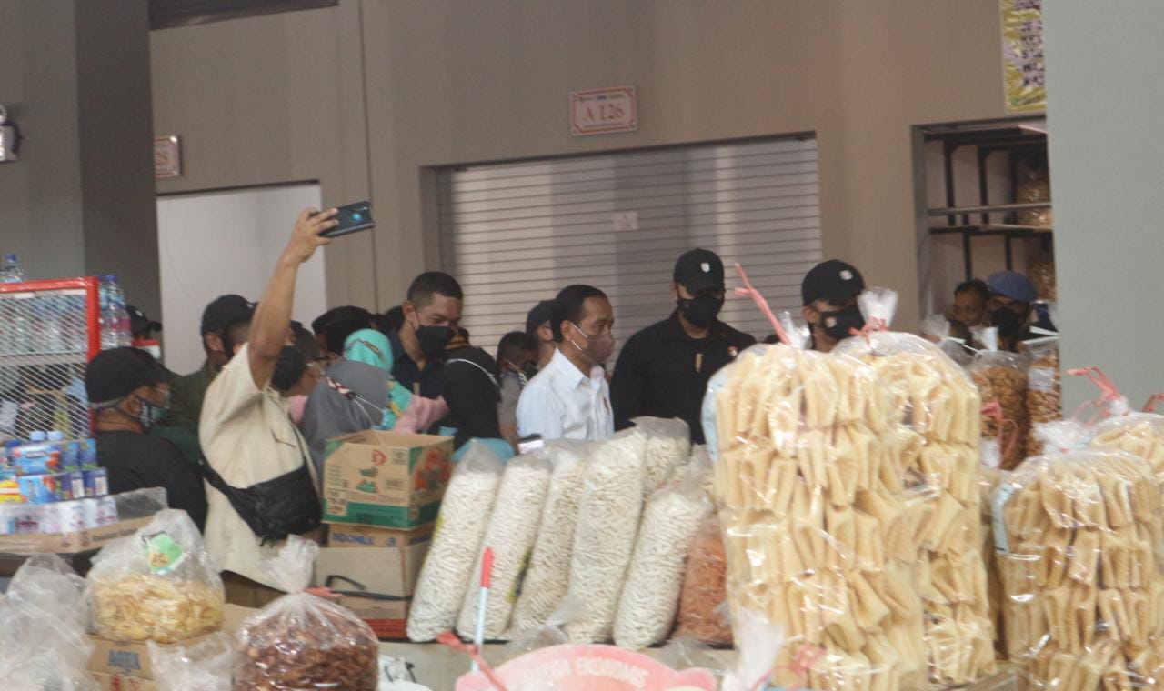Usai Resmikan Bendungan Tugu Trenggalek, Jokowi Sapa Pedagang Pasar PON