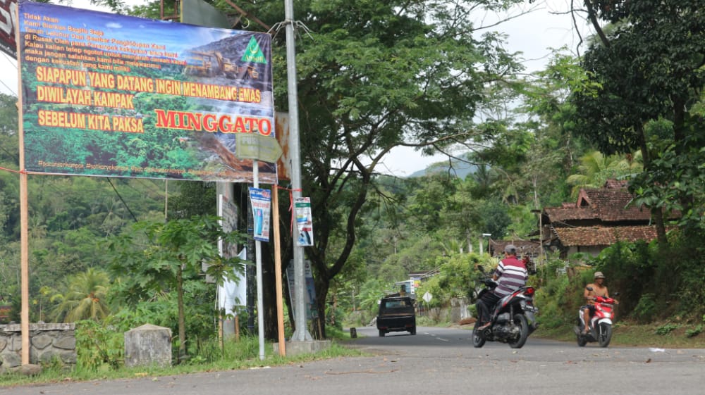 Baliho penolakan tambang emas Trenggalek oleh warga Kecamatan Kampak/Foto: Kabar Trenggalek