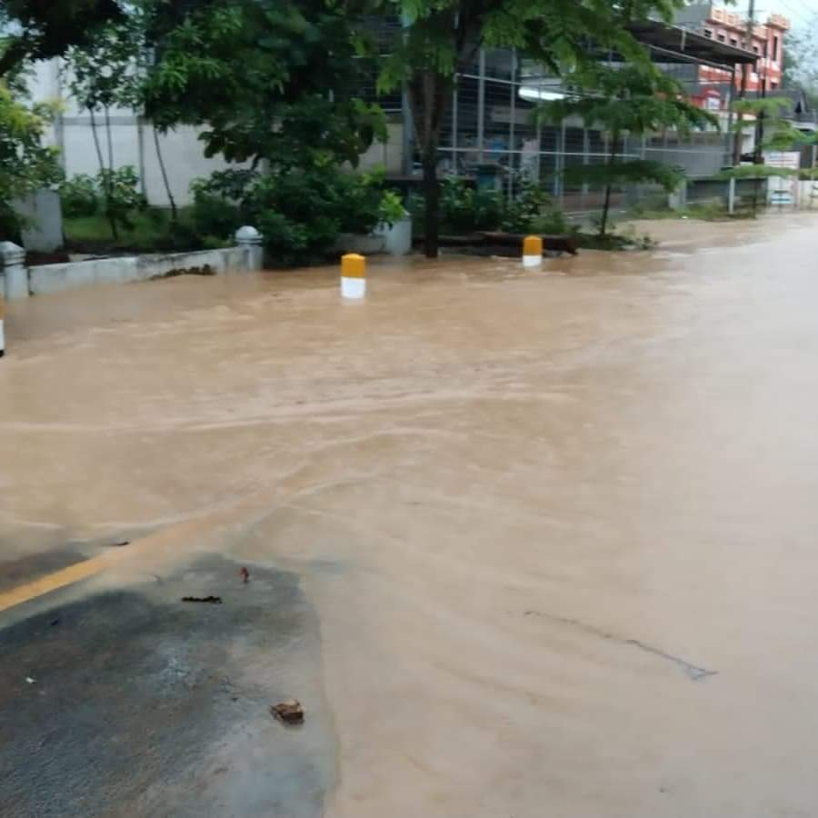 Sungai di Kecamatan Panggul meluap ke jalanan