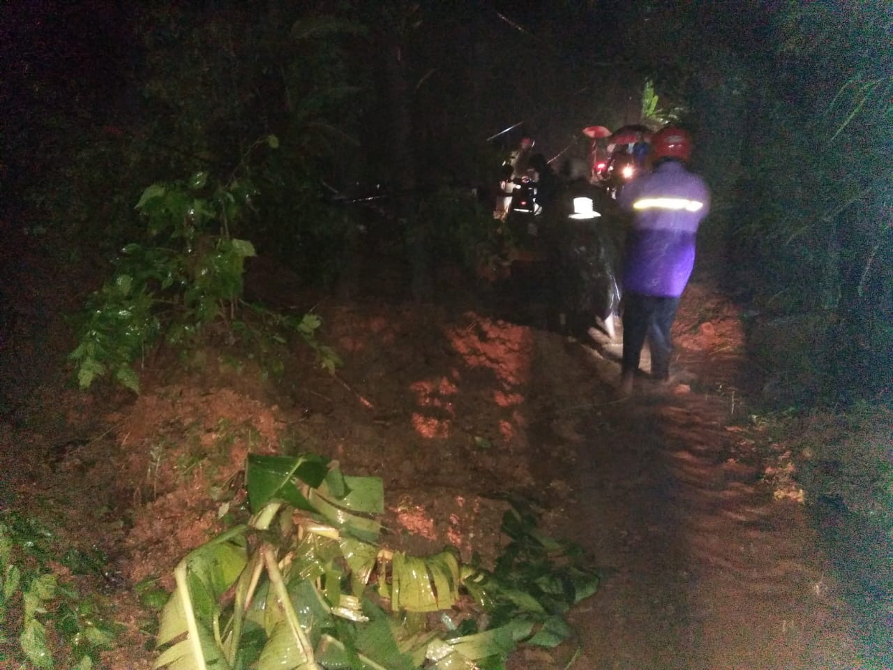Tanah longsor di Desa Besuki menutup akses jalan Munjungan-Kampak