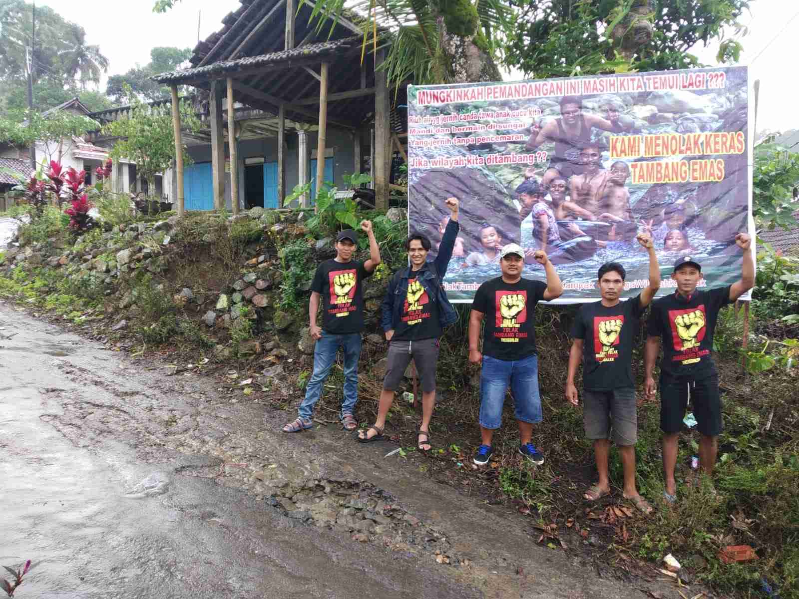 Pemasangan banner tolak tambang emas di Kecamatan Kampak