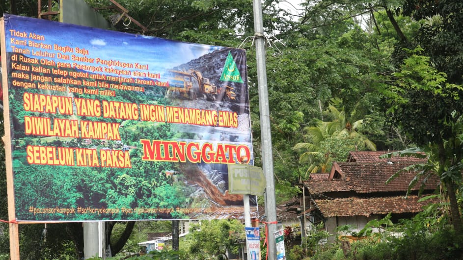 Baliho penolakan tambang emas Trenggalek oleh warga Kecamatan Kampak